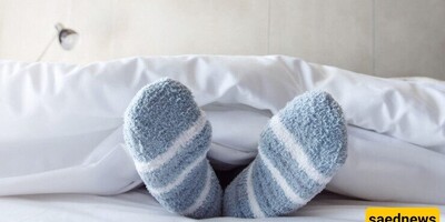 What are the benefits and side effects of sleeping with socks on?