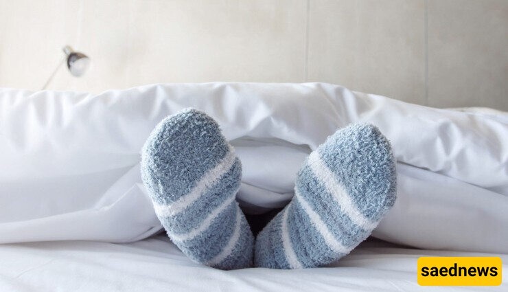 What are the benefits and side effects of sleeping with socks on?