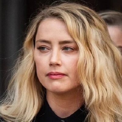 Amber Heard Uses a Cane After Her Divorce from Johnny Depp +Photo