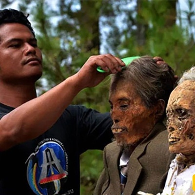 The Terrifying Life of an Indonesian Tribe Among the Dead + Shocking Photos