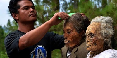 The Terrifying Life of an Indonesian Tribe Among the Dead + Shocking Photos