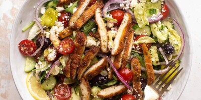 How to Make a Refreshing and Light Mediterranean Salad – Perfect for Any Meal