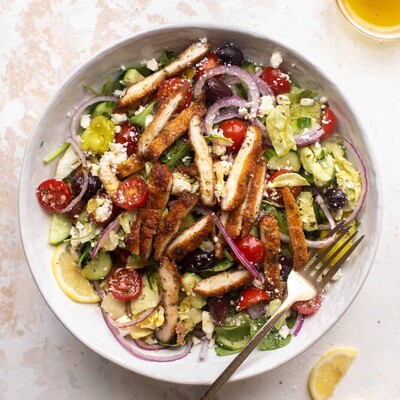 How to Make a Refreshing and Light Mediterranean Salad – Perfect for Any Meal