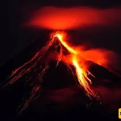 Rare moment: meteor streaks across the sky during a volcanic eruption in the Philippines — a once-in-a-lifetime event captured on camera