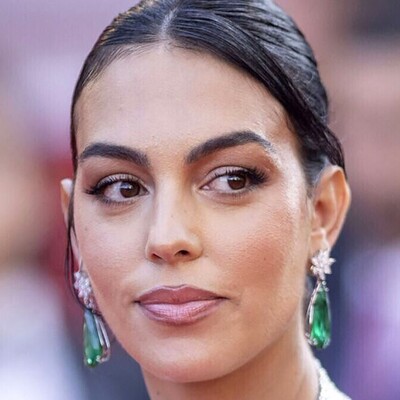 Georgina with Emerald Jewelry Outshines All Queens of the World: Royal, Beautiful, and Unique