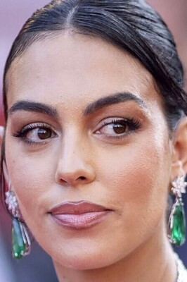 Georgina with Emerald Jewelry Outshines All Queens of the World: Royal, Beautiful, and Unique