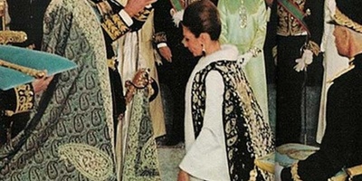Farah Pahlavi’s Gem-Encrusted Robe of Rubies, Emeralds, and Pure Gold: The Billion-Dollar Coronation Outfit That Belonged to All the Poor + Photos