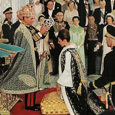 Farah Pahlavi’s Gem-Encrusted Robe of Rubies, Emeralds, and Pure Gold: The Billion-Dollar Coronation Outfit That Belonged to All the Poor + Photos