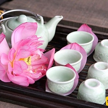 6 Spring Herbal Teas to Boost Your Energy