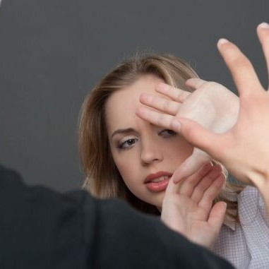 What should we do with a husband who hits? / Signs of a man with violent tendencies.