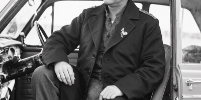 Breaking News: Trump made an unofficial trip to Iran and snapped a souvenir photo with Naser al-Din Shah Qajar at Azadi Square! 📸