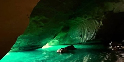 Maldives? No thanks—we’ve got our own beaches / Exploring the Most Stunning Coastal Cave in Southern Iran That Looks Like a Living Painting 😍