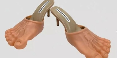 These Ridiculous High-Heeled Plastic Slippers Have Become Popular!