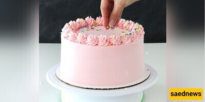 Special for Girls’ Day: Mini cake design with a cute girly theme — no need for professional tools, easy to do at home!  
Frosting a cake has never been this easy and hassle-free!