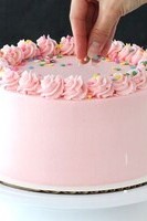 Special for Girls’ Day: Mini cake design with a cute girly theme — no need for professional tools, easy to do at home!  
Frosting a cake has never been this easy and hassle-free!