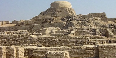Farmer Discovers Jar Full of Gold and Coins in the Ruins of the “Hill of the Dead”