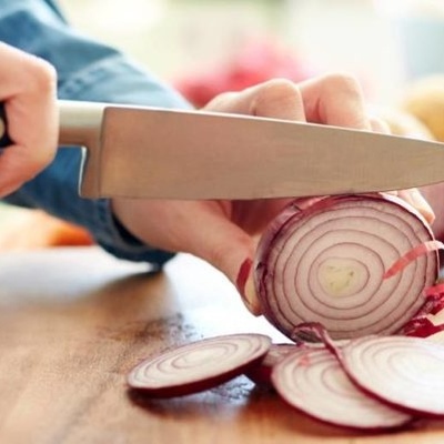 The Simple Kitchen Trick That Makes Onion Smell Disappear From Your Hands Fast