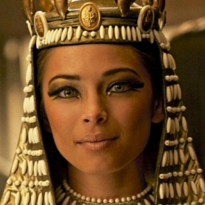 Engraved Images of the Most Beautiful Woman of the Ancient World / What a Gorgeous Lover the Pharaoh Had!