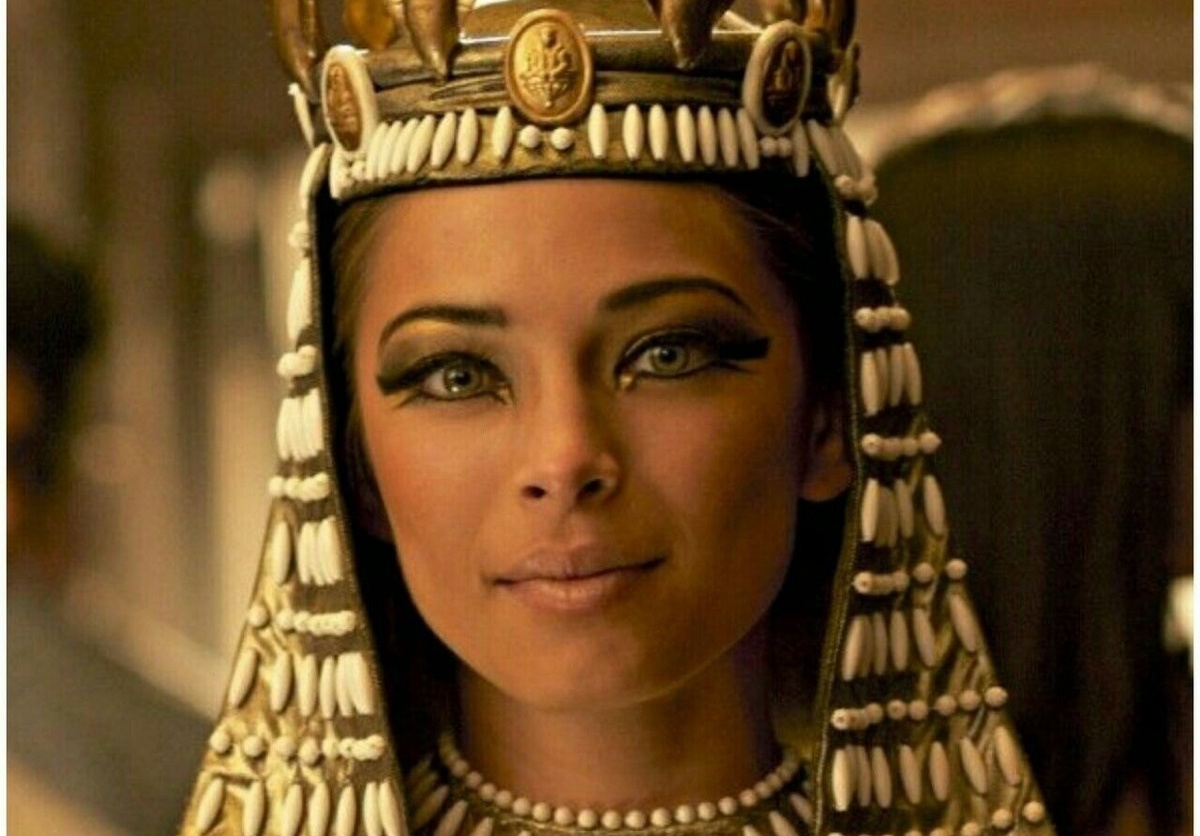 Engraved Images of the Most Beautiful Woman of the Ancient World / What a Gorgeous Lover the Pharaoh Had!
