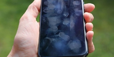Why Does Your Phone Screen Get Dirty So Quickly?