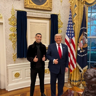 Photo | Trump Explains to Ronaldo the B-2 Bomber Strikes on Iran’s Nuclear Sites