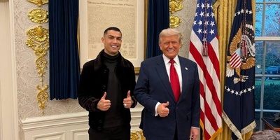 Photo | Trump Explains to Ronaldo the B-2 Bomber Strikes on Iran’s Nuclear Sites