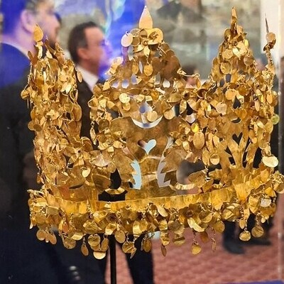 The Discovery of the Largest Treasure of Bakhtari gold in Afghanistan; the Most Beautiful Golden Crown in the World Found in a Tomb + photo.