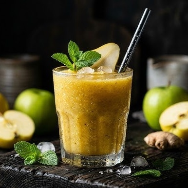 How to Make a Delicious Pear and Apple Smoothie Like a Café