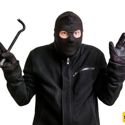 The Moment Of A Brutal Jewelry Store Robbery With A Hammer In Broad Daylight