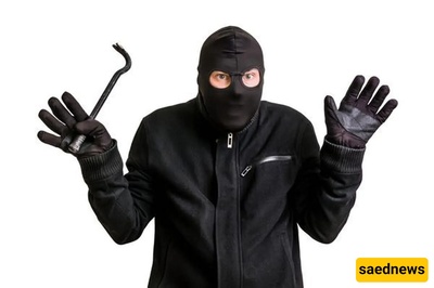 The Moment Of A Brutal Jewelry Store Robbery With A Hammer In Broad Daylight