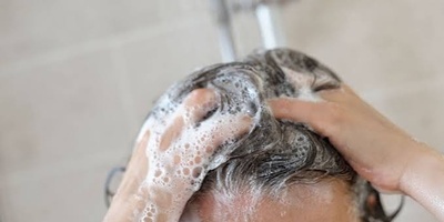 Does Leaving Shampoo on Your Scalp for Longer Actually Help?