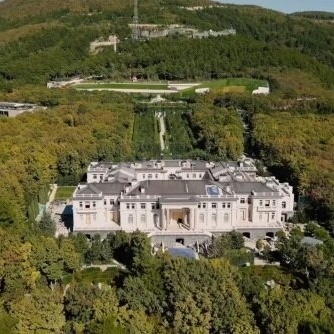 A Look Inside the Lavish Moscow Mansion of Putin and His Fiancée, Featuring Luxurious and Royal Bedrooms + Stunning Photos