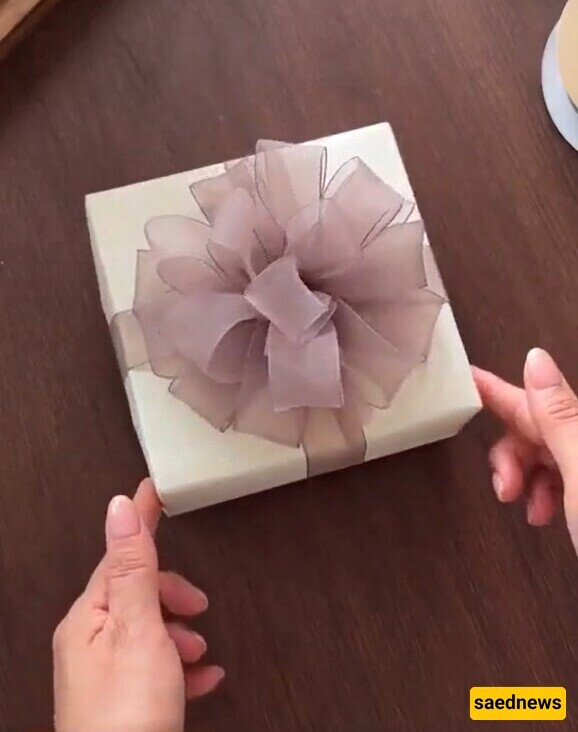 Video | How to do minimal and modern gift wrapping with a floral design, the best idea for gift-giving.