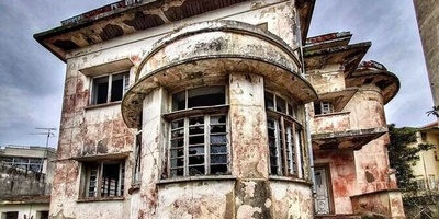 A Unique Pahlavi-Era House in Bandar Anzali on the Verge of Collapse