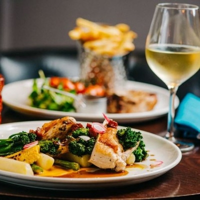 The Ruling on Eating at Restaurants That Serve Alcohol