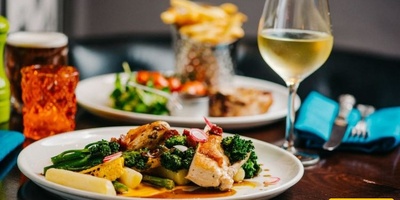 The Ruling on Eating at Restaurants That Serve Alcohol