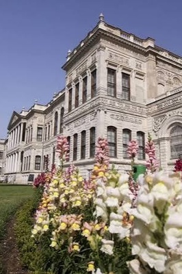 Where Is Dolmabahçe Palace in Istanbul? History and Visitor’s Guide with Photos