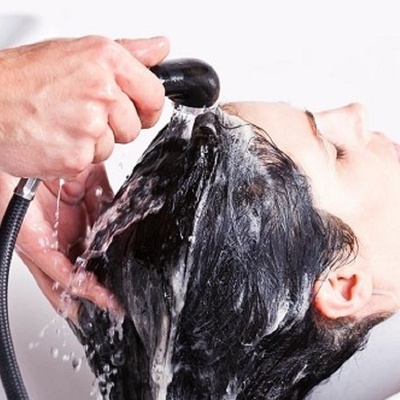 Strange Reaction of an Angry Hairdresser Due to a Customer Who Keeps Moving
