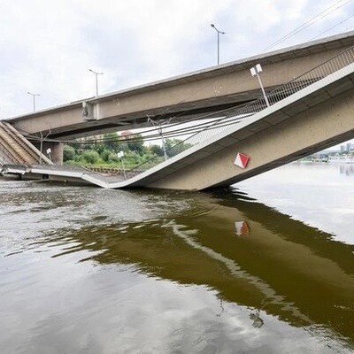 2 Dead, Multiple Vehicles Plunge Into River(+VIDEO)