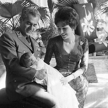 Farah Pahlavi’s Delivery Room on the Day Her First Son Was Born / From the “It’s a Boy!” Newspaper Headlines to a Foreign-Designed Baby Crib