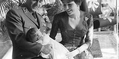 Farah Pahlavi’s Delivery Room on the Day Her First Son Was Born / From the “It’s a Boy!” Newspaper Headlines to a Foreign-Designed Baby Crib