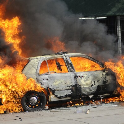 [VIDEO] Explosion in Moscow hits Cars + 2 Injured people