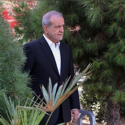 Pezeshkian pays tribute to the martyred commanders of the Iran-Israel war by visiting their graves; from Major General Bagheri's family to Commander Hajizadeh +photo