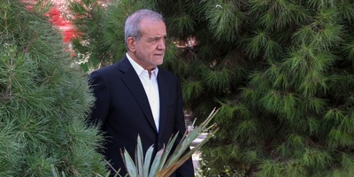 Pezeshkian pays tribute to the martyred commanders of the Iran-Israel war by visiting their graves; from Major General Bagheri's family to Commander Hajizadeh +photo