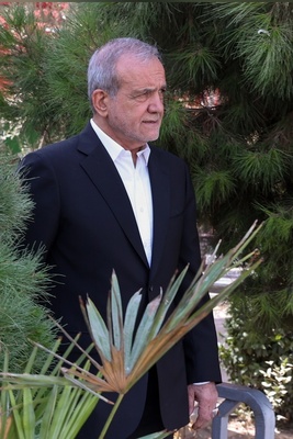 Pezeshkian pays tribute to the martyred commanders of the Iran-Israel war by visiting their graves; from Major General Bagheri's family to Commander Hajizadeh +photo