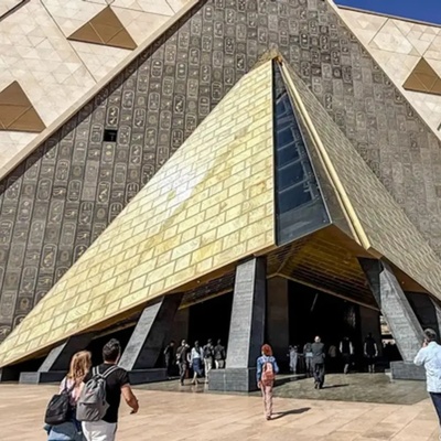 (Video) A Deep Journey Inside Egypt’s Grand Museum and Its Unique Civilization / A Majestic Landmark Next to the Giza Pyramids Showcasing 100,000 Historical Treasures