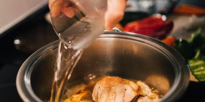 Adding Water to Food While Cooking: When It Improves the Result and When It Makes It Worse
