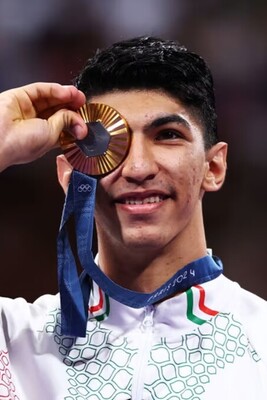 [VIDEO] Emotional Moments When Gold Medalist Arian Salimi Tears Up During National Anthem