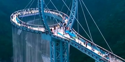Sky Corridor: An Architectural Engineering Marvel – A Suspended Glass Bridge with Stunning Waterfall Views. Want to experience the most breathtaking high-altitude thrill? +Video