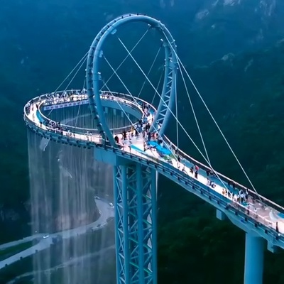 Sky Corridor: An Architectural Engineering Marvel – A Suspended Glass Bridge with Stunning Waterfall Views. Want to experience the most breathtaking high-altitude thrill? +Video